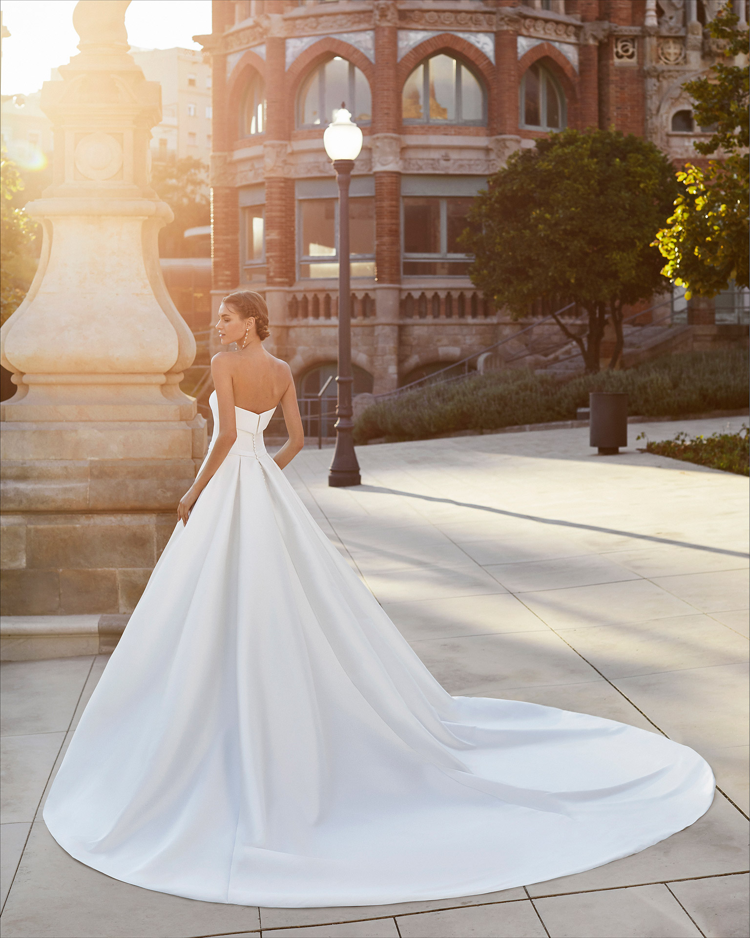 Classic-style wedding dress in mikado. Strapless neckline and pockets. 2021  Collection.