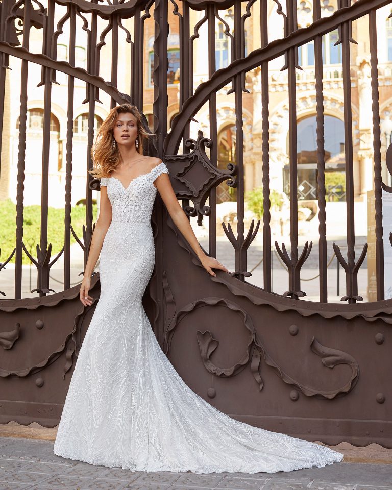 Sheath-style wedding dress in beaded lace. Sweetheart neckline with off-the-shoulder straps. 2021  Collection.