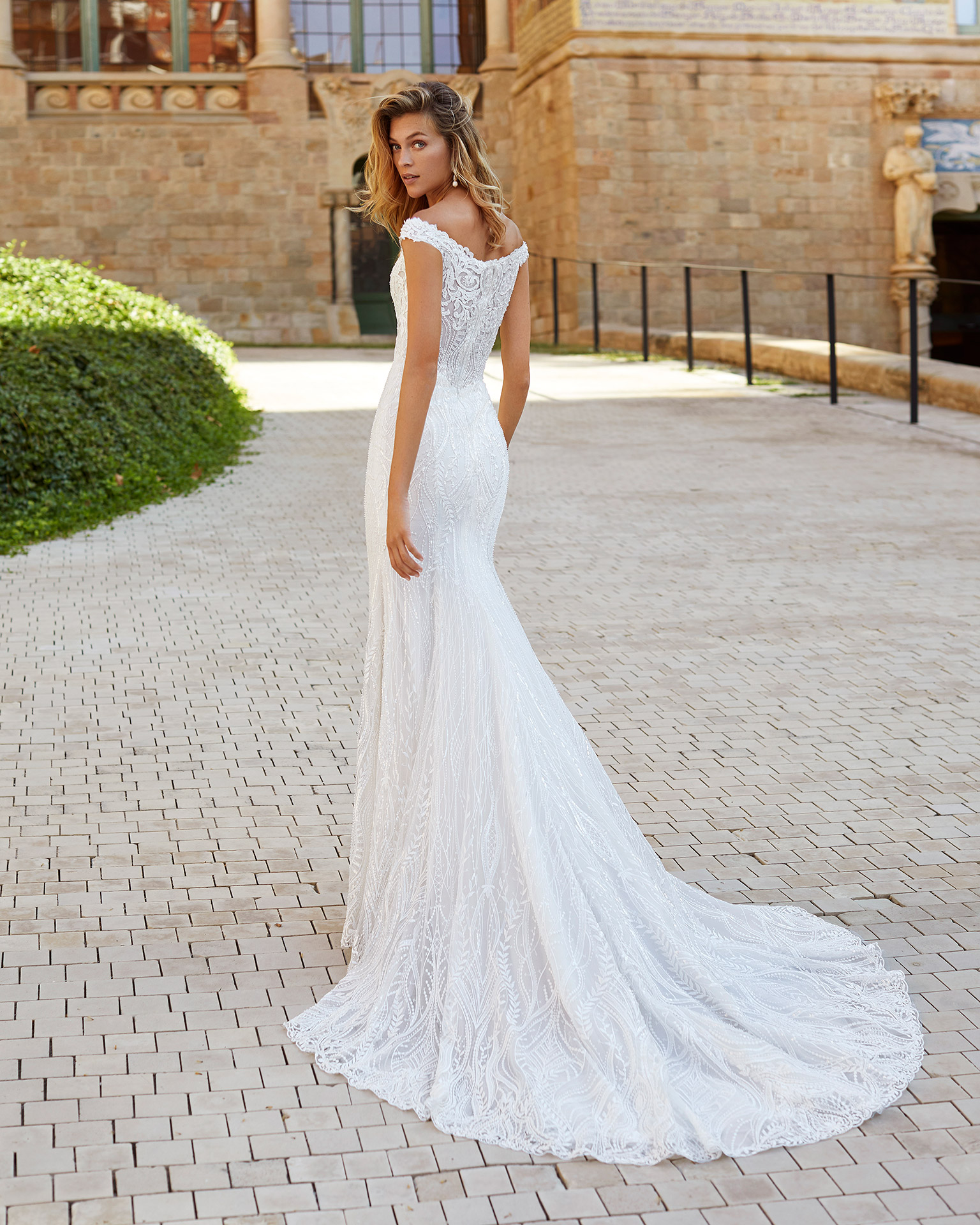 Sheath-style wedding dress in beaded lace. Sweetheart neckline with off-the-shoulder straps. 2021  Collection.