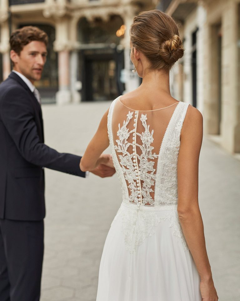 Vestido de novia ligero de georgette, encaje y pedrería. Escote deep plunge y espalda cuadrada con encaje aplicado. Colección  2022.