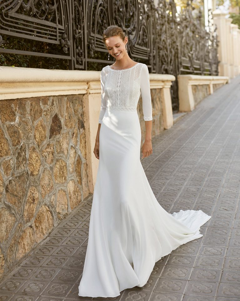 Vestido de novia ligero de georgette y pedrería en cintura. Escote barco, manga 3/4 y espalda escotada. Colección  2022.