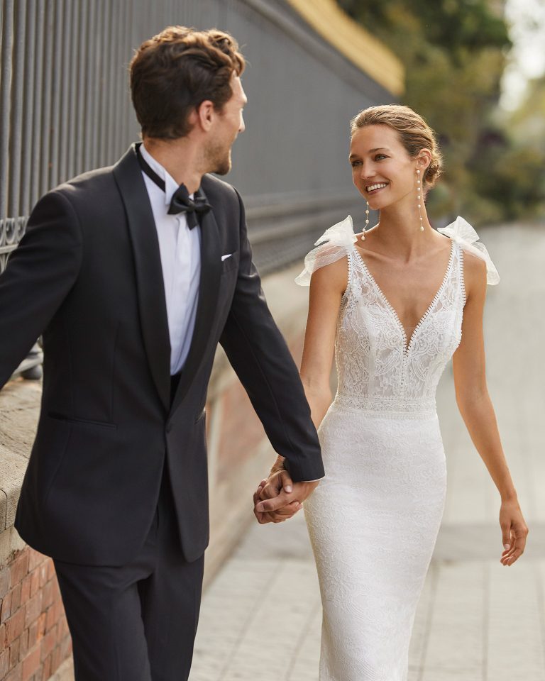 Mermaid wedding dress, beaded lace. V-neck, bows on the shoulders, low back and dot tulle bows on the shoulders. 2022 Collection.