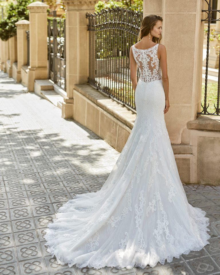 Mermaid wedding dress, beaded lace. Deep-plunge neckline, back with lace appliqué. 2022 Collection.