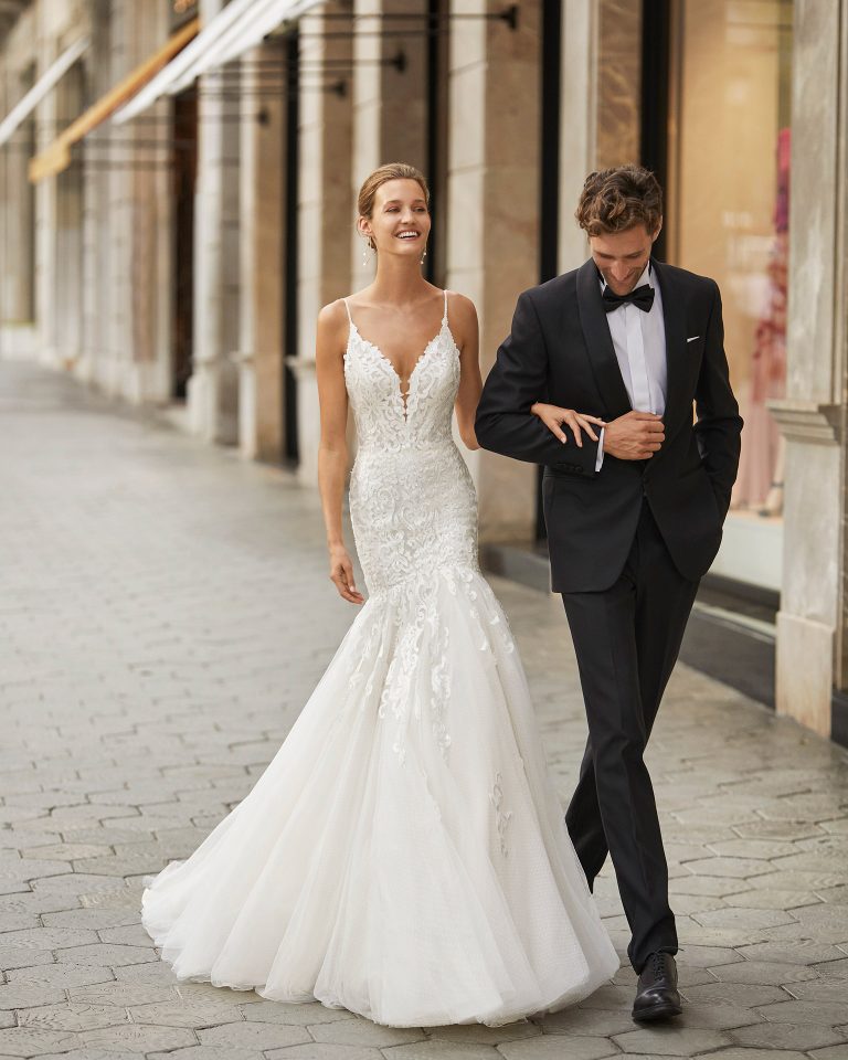 Mermaid wedding dress, lace, dot tulle and beaded straps. Deep-plunge neckline and low back. 2022 Collection.