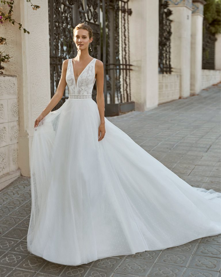 Romantic wedding dress, dot tulle and lace. Deep-plunge neckline and low back. 2022 Collection.