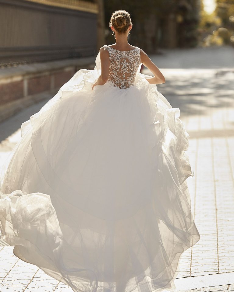 Princess wedding dress, tulle, crepe and beading. V-neck and jewel back. 2022 Collection.