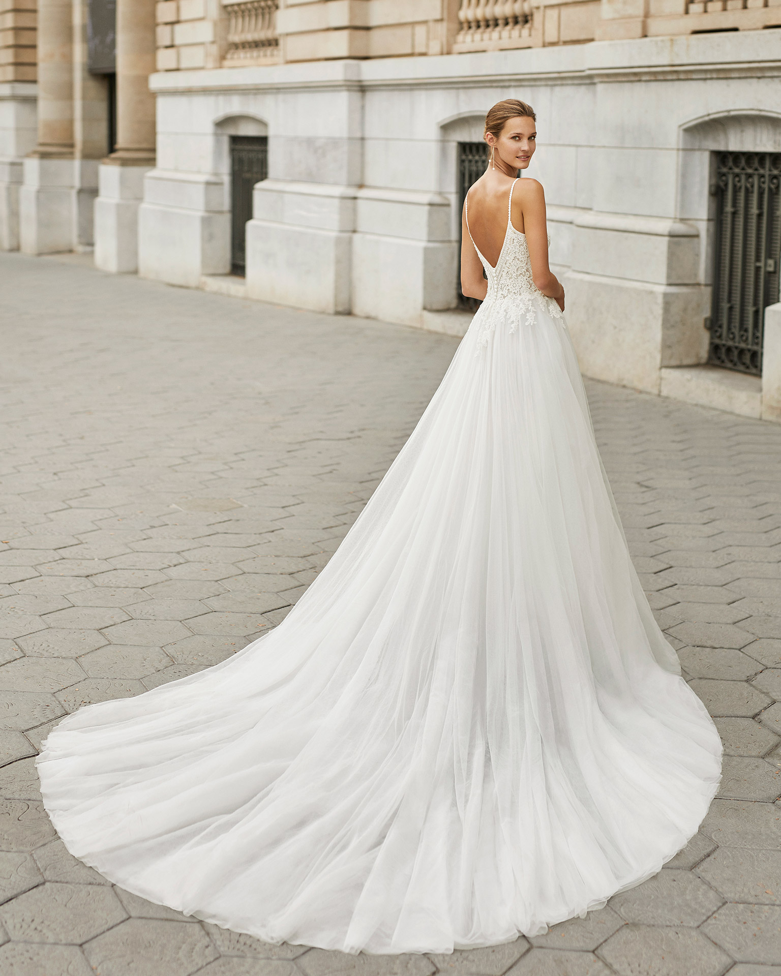 Vestido de novia de estilo elegante, tul, encaje y pedrería. Escote deep plunge y espalda en V. Colección  2022.