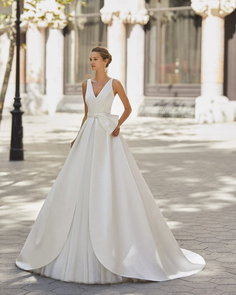 Classic wedding dress, satin and dot tulle. With V-neck and V-back. 2022  Collection.