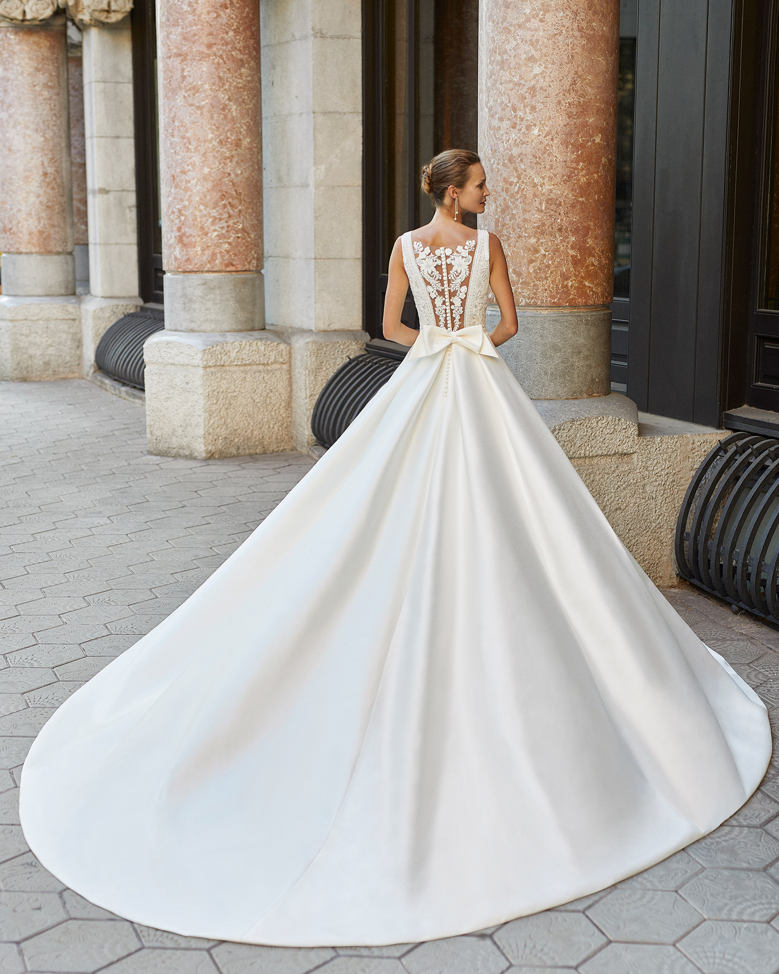 Vestido de novia de estilo clásico, raso, encaje y pedrería. Escote deep plunge y espalda con encaje aplicado. Colección  2022.