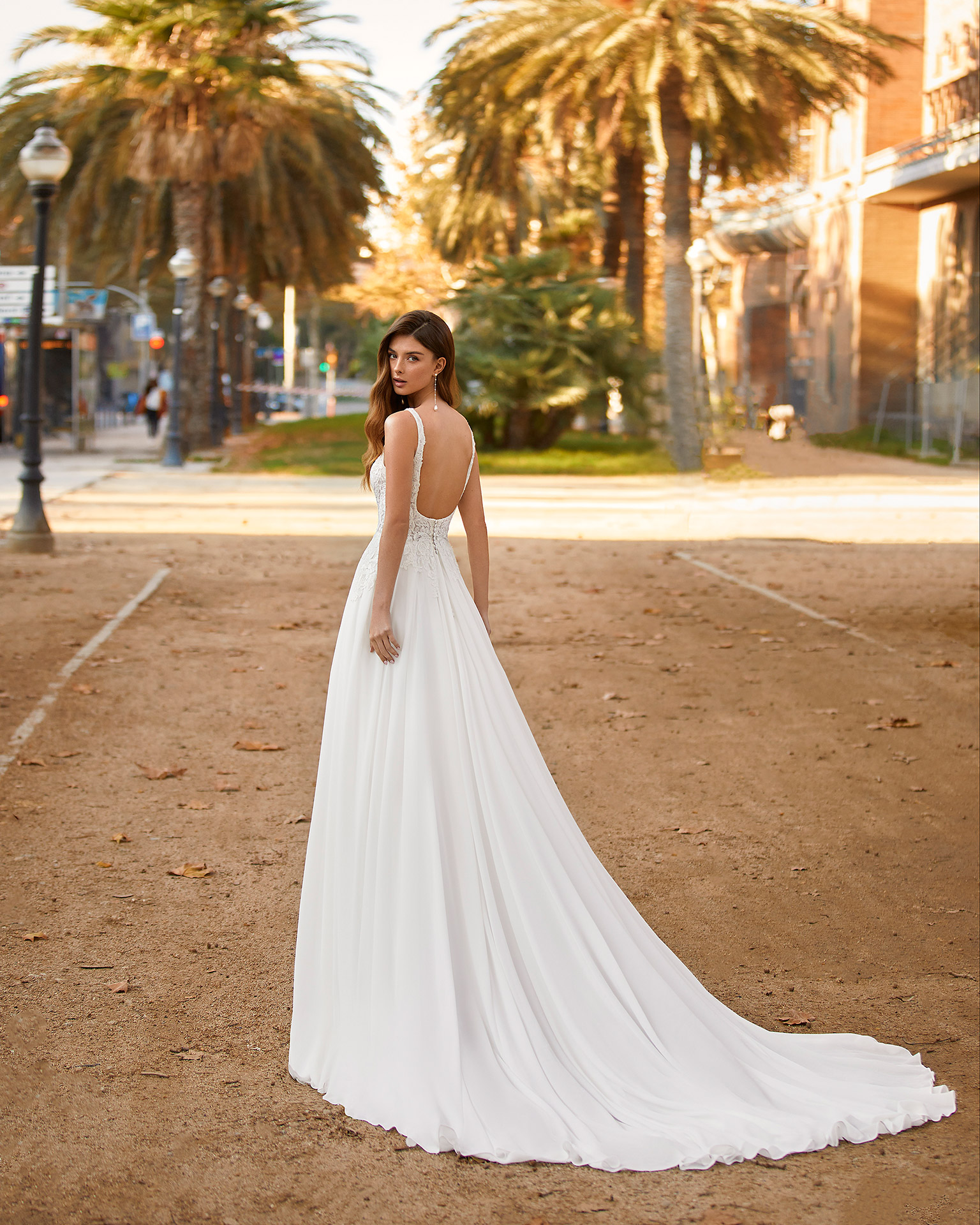 Flowing ballgown-style wedding dress made of Georgette, with a sheath-style skirt with a front slit; with a square neckline and a plunging lace back. Delicate Luna Novias design made of Georgette combined with beadwork lace. LUNA_NOVIAS.