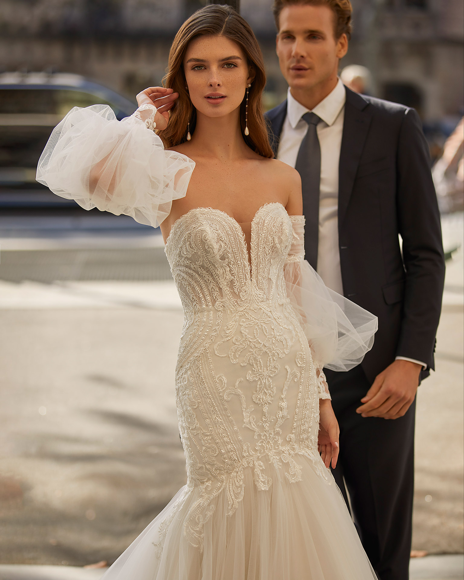Sexy mermaid-style wedding dress, made of lace and tulle, with voluminous sleeves; with a strapless sweetheart neckline, a button-up back, and long puffed tulle and lace sleeves. Dreamy Luna Novias outfit made of lace embellished with beadwork. LUNA_NOVIAS.