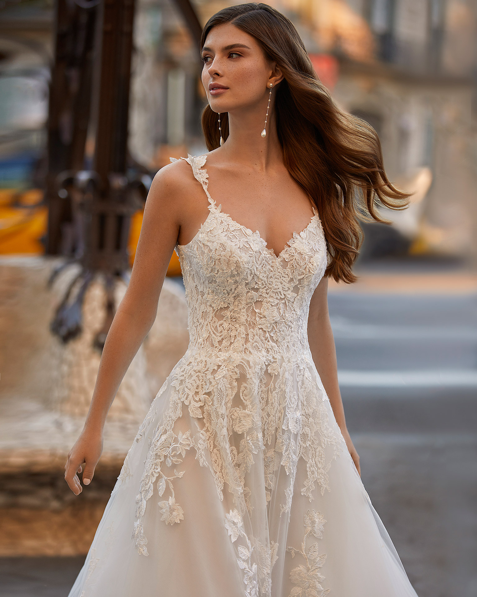 Princess-style A-line wedding dress, made of tulle with lace appliqués; with a V-neckline and back with crossed shoulder straps and floral lace detail. Dreamy Luna Novias design made of tulle with beadwork lace appliqués. LUNA_NOVIAS.