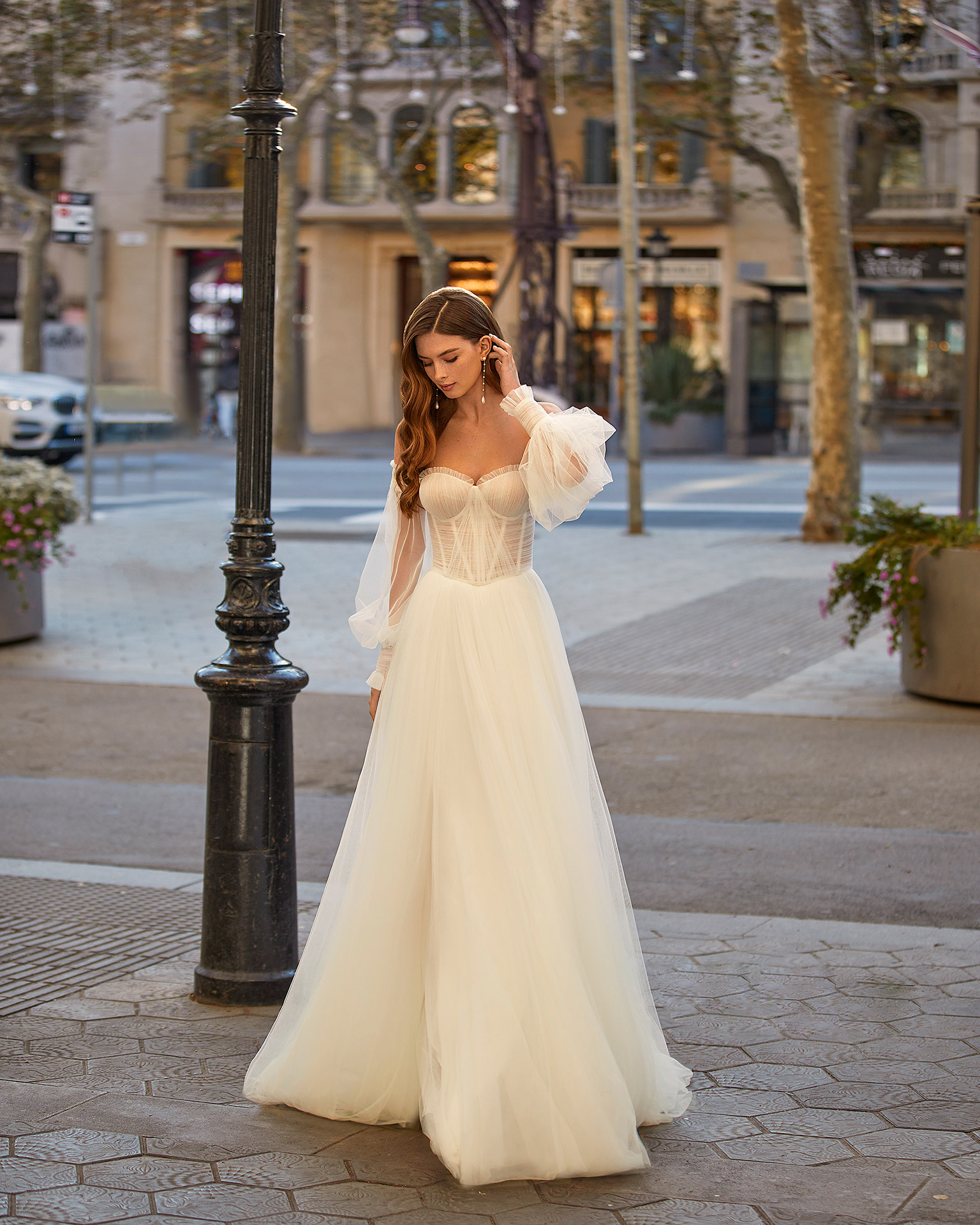 Modern princess-style wedding dress, made of soft tulle, with matching voluminous sleeves; with a push-up corset structure, a closed back, and long flowing tulle sleeves. Trendy Luna Novias outfit entirely made of soft tulle. LUNA_NOVIAS.