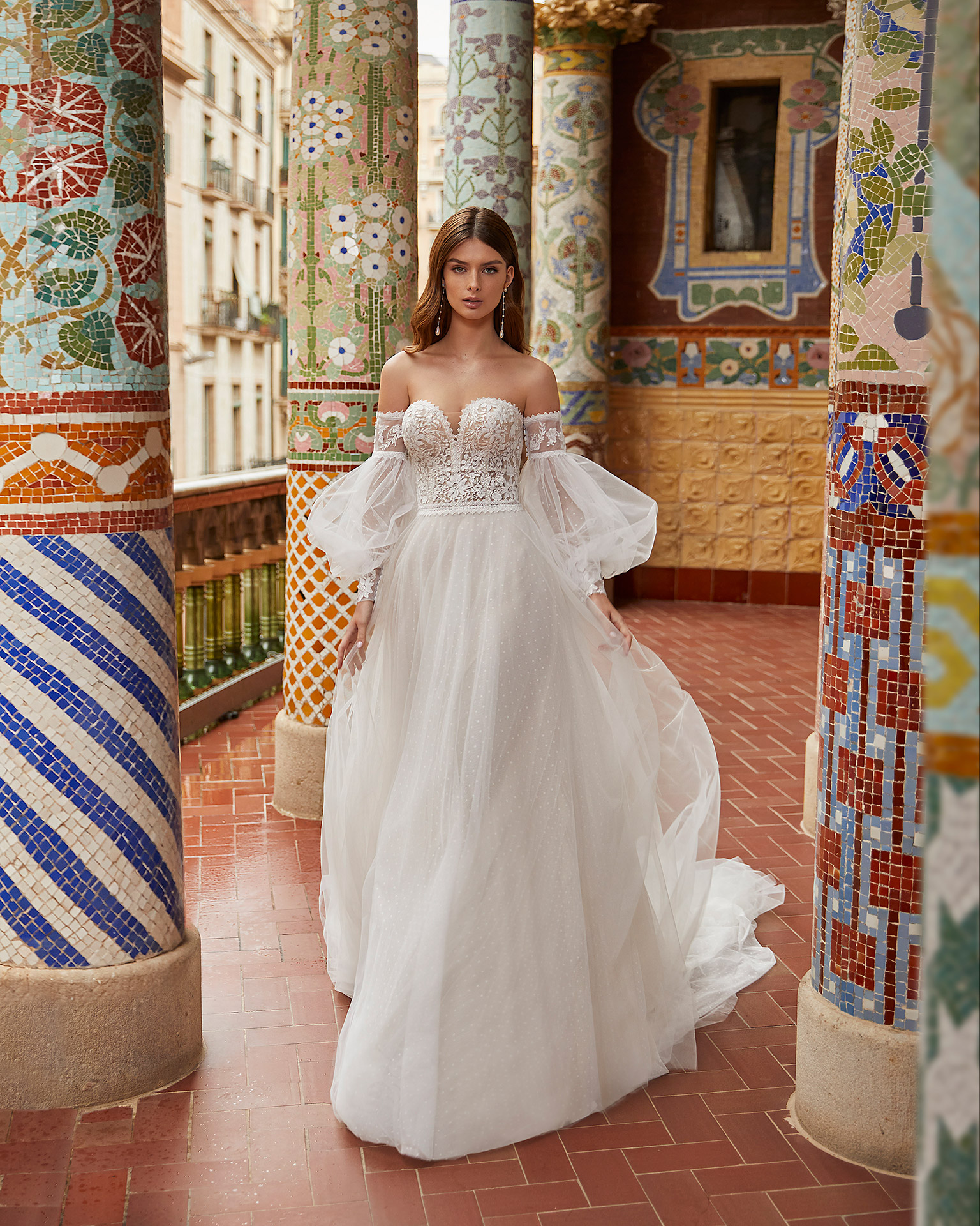 Romantic princess-style wedding dress, made of dot tulle and lace appliqués; with a push-up corset structure, a button-up back, and long dot tulle and lace sleeves. Exclusive Luna Novias outfit made of dot tulle and lace with beadwork. LUNA_NOVIAS.