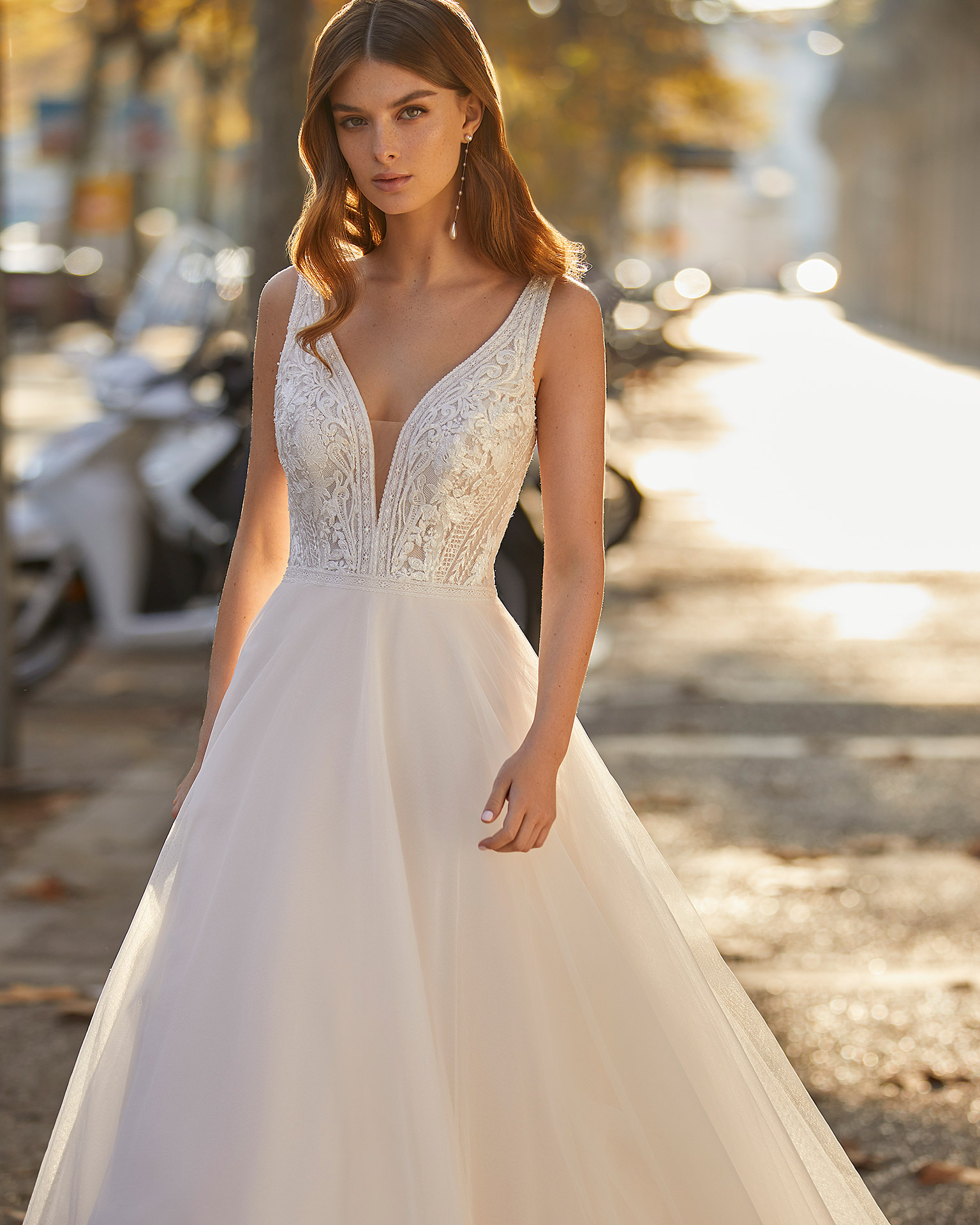 Romantic princess-style wedding dress, made of tulle and beadwork lace appliqués; with a deep-plunge neckline and low back. Unique Luna Novias dress made of tulle and lace with beadwork. LUNA_NOVIAS.