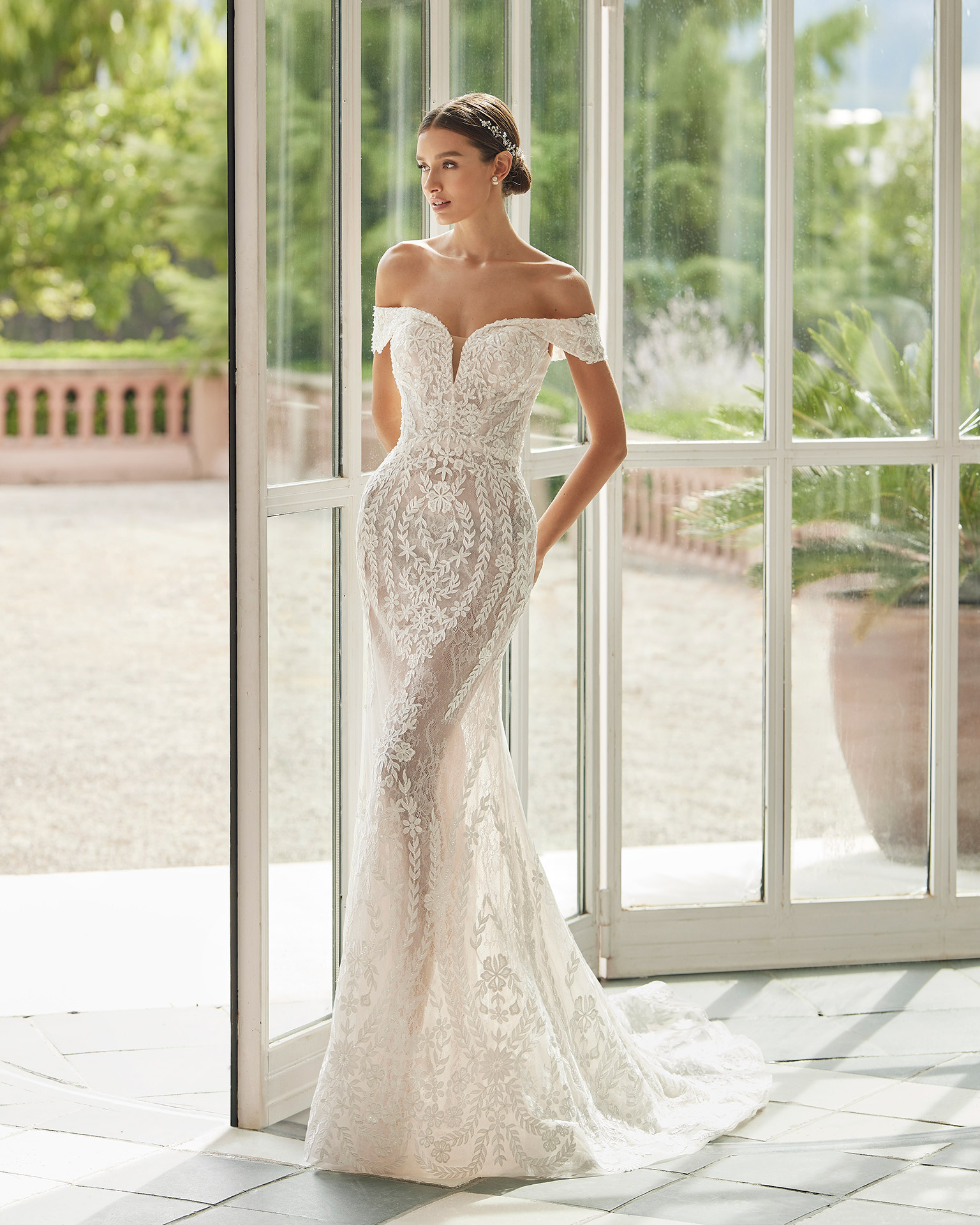 Two-piece mermaid-style wedding dress, with a Mikado overskirt and a central bow; with a sweetheart deep-plunge neckline, a corset back, and wrap sleeves. Unique Luna Studio outfit made of tulle, lace with beadwork, and Mikado. LUNA_NOVIAS.