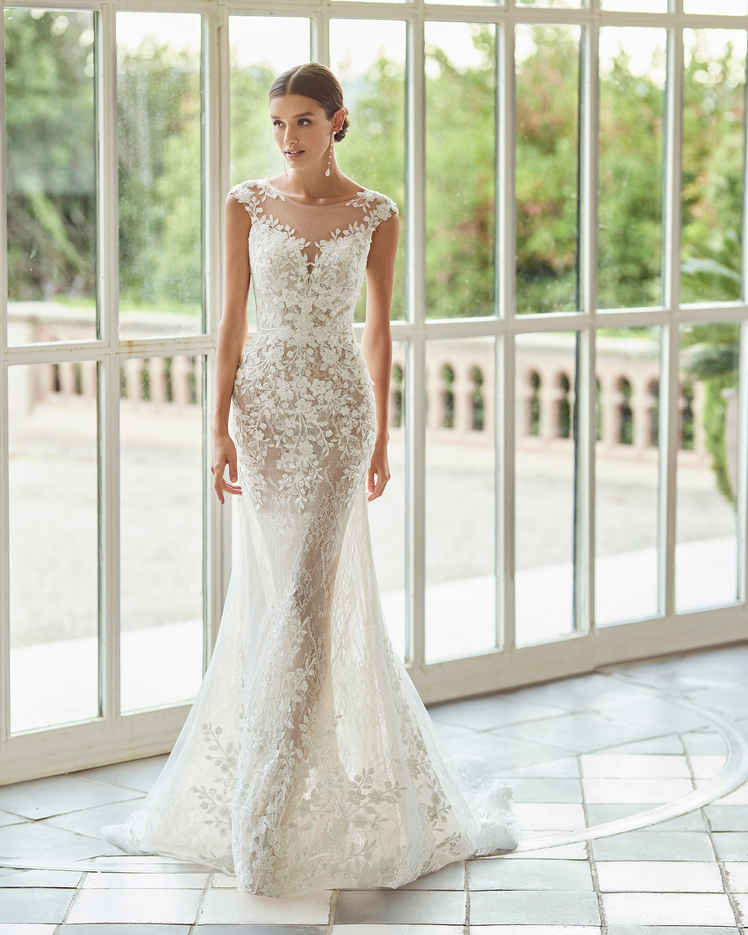 Two-piece mermaid-style wedding dress, with a voluminous overskirt; with an illusion neckline, and a button-up tattoo-effect back. Dreamy Luna Studio outfit made of tulle and lace with beadwork. LUNA_NOVIAS.