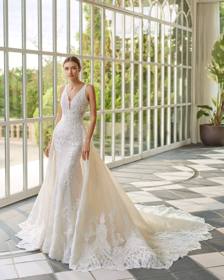 Vestido de novia dos piezas de corte sirena, con sobrefalda de gran volumen; de escote deep-plunge, espalda en V y con tirantes. Conjunto Luna Studio exclusivo elaborado con tul y encaje con pedrería. LUNA_NOVIAS.