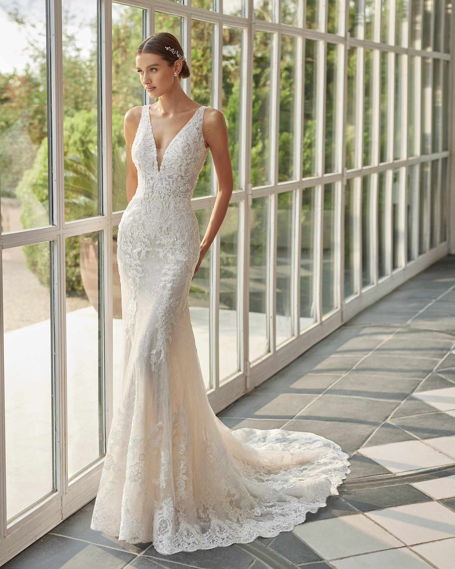 Two-piece mermaid-style wedding dress, with a voluminous overskirt; with a deep-plunge neckline, a V-back, and straps. Exclusive Luna Studio outfit made of tulle and lace with beadwork. LUNA_NOVIAS.