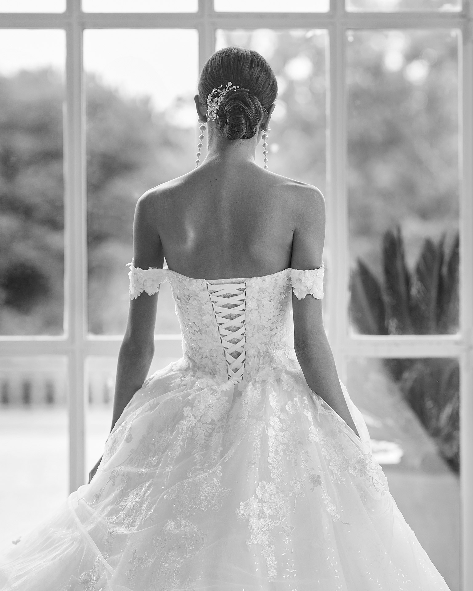 Princess-style wedding dress, with an appliqué and beadwork embellished bodice; with a deep-plunge neckline, a corset back, and dropped sleeves. Delicate Luna Studio look made of tulle and beadwork lace. LUNA_NOVIAS.