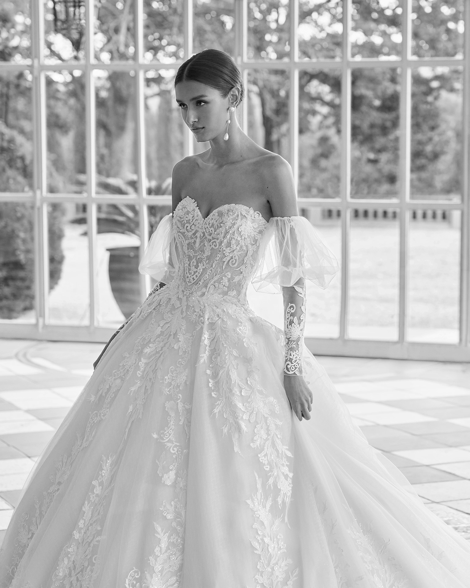 Romantic princess-style wedding dress, with a full sheath-style skirt; with a sweetheart neckline, a corset back, and long puffed tulle and lace sleeves. Delicate Luna Studio outfit made of tulle and lace, with beadwork finishes. LUNA_NOVIAS.