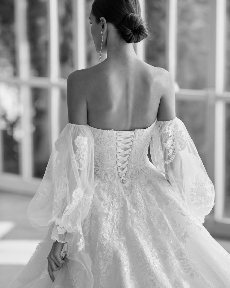 Princess-style wedding dress, featuring a full skirt and beadwork mesh; with a sweetheart neckline, a corset back, and long voluminous tulle and lace sleeves.  Exclusive Luna Studio design made of tulle, combined with beadwork embroidered lace. LUNA_NOVIAS.