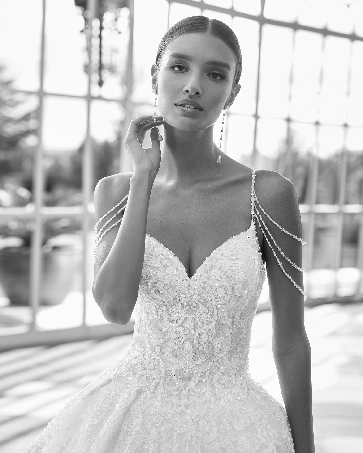 Princess-style wedding dress, featuring beadwork embellishments on the bodice and straps; with a sweetheart neckline, a corset back, and beadwork embroidered straps. Delicate Luna Studio outfit made of tulle combined with lace and beadwork. LUNA_NOVIAS.