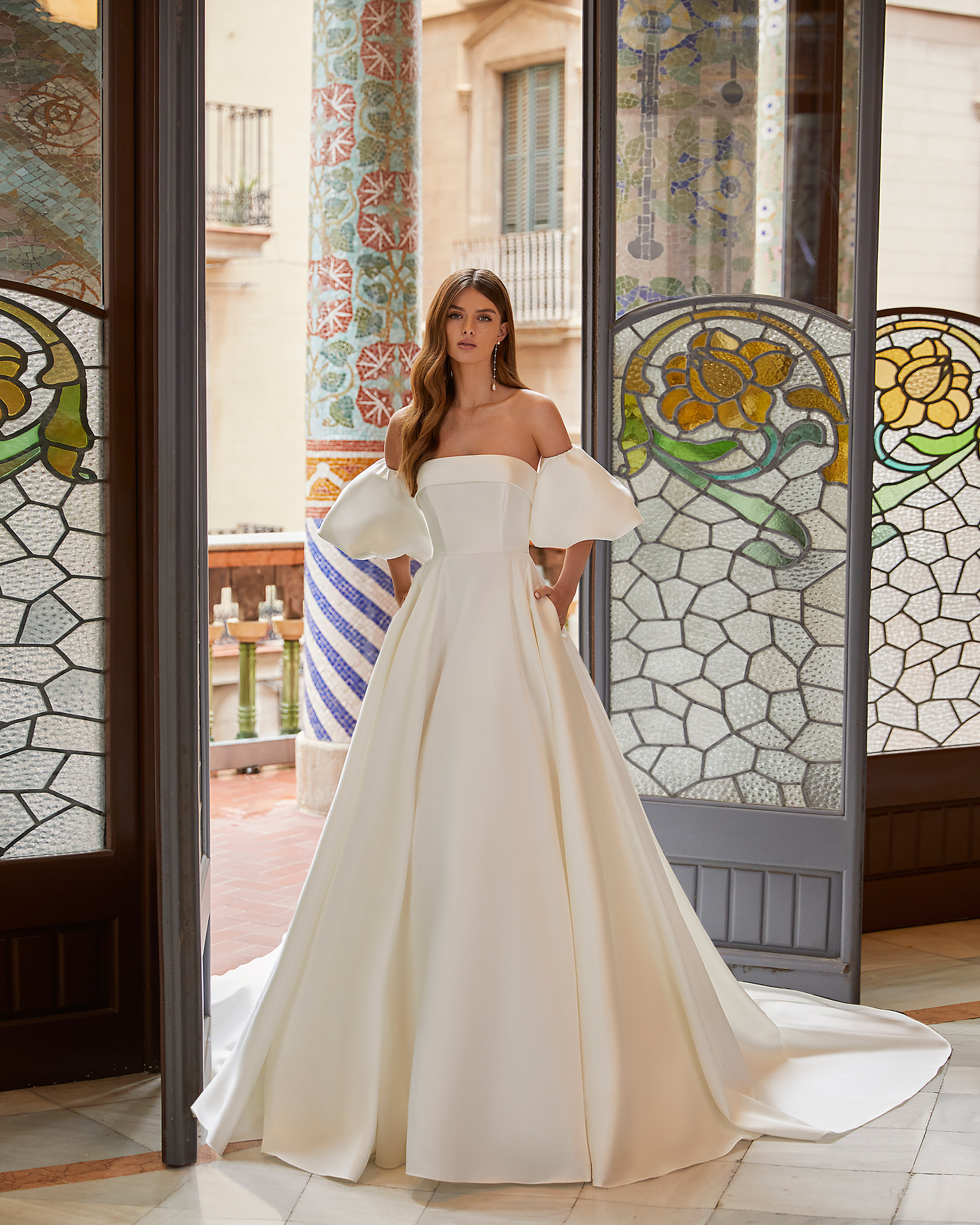 Classic-style wedding dress, made of matt Mikado, with voluminous sleeves; with a strapless neckline, a button-up back, and puffed sleeves. Unique Luna Novias outfit made entirely of matt Mikado. LUNA_NOVIAS.