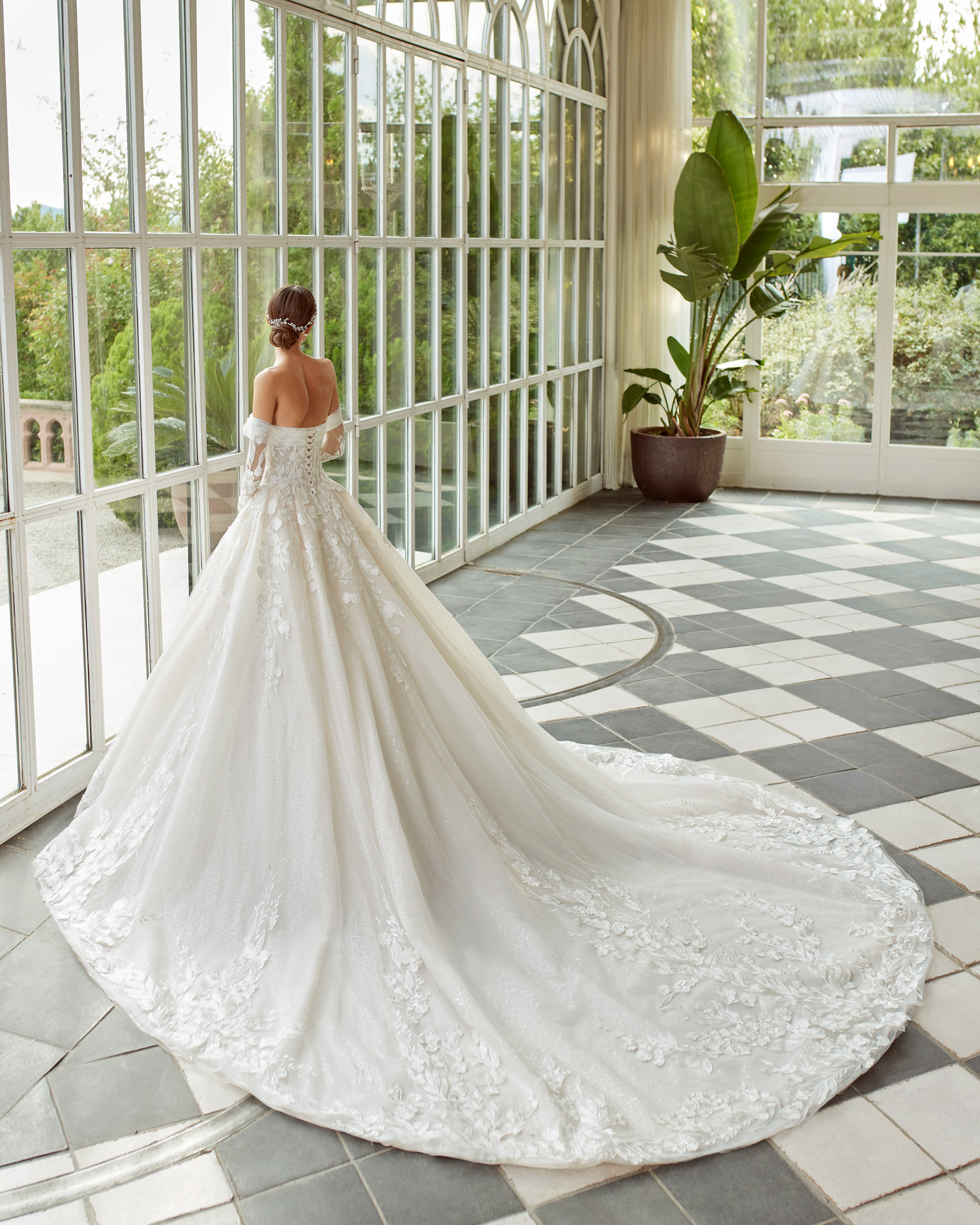 Princess-style wedding dress, with a full sheath-style skirt and shiny mesh; with a sweetheart neckline, a corset back, and long sleeves. Dreamy Luna Studio design made of tulle and lace, with beadwork finishes. LUNA_NOVIAS.