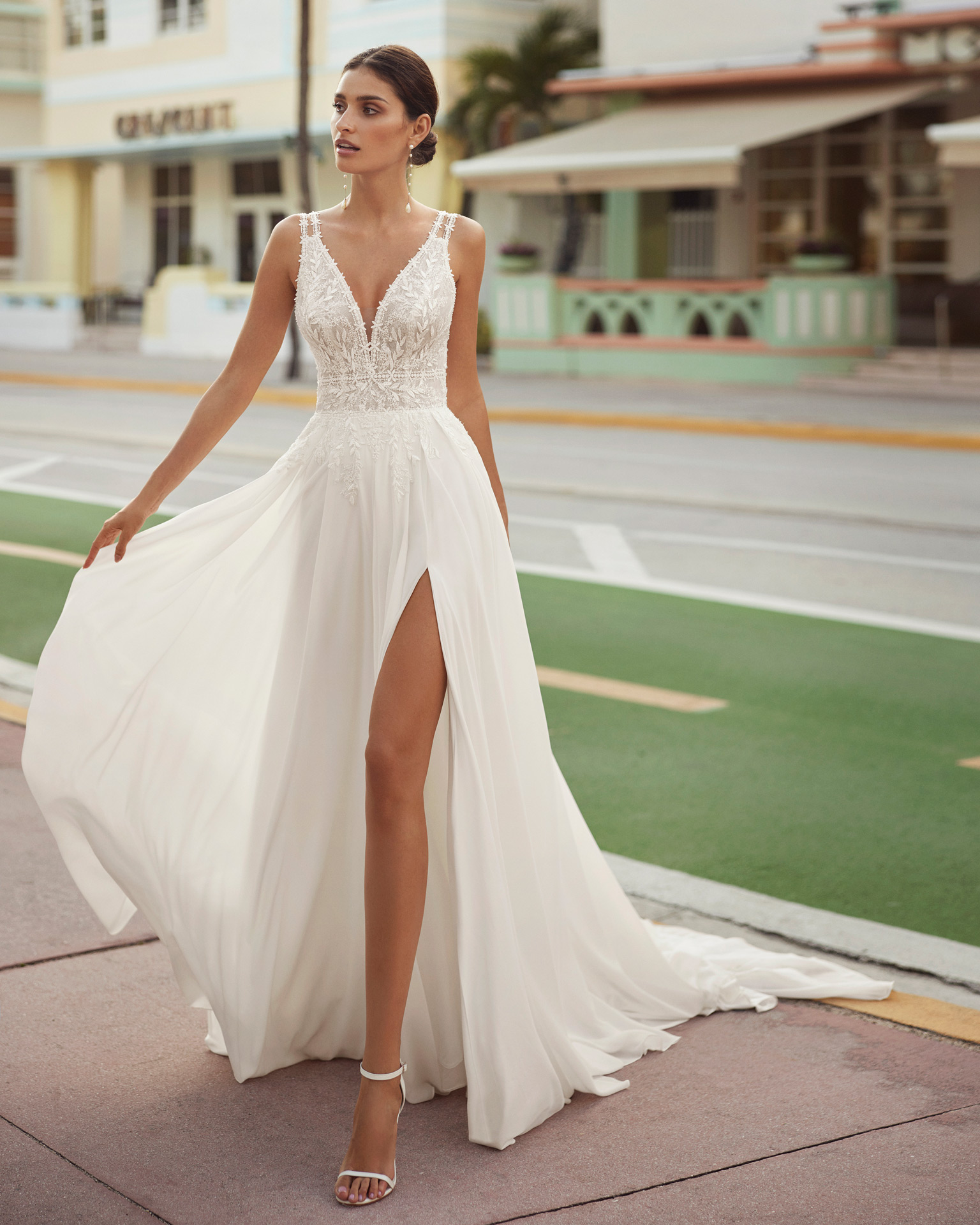 Princess-style A-line wedding dress, crafted in georgette. With V-neckline, open back, straps, and skirt with a front slit. Stand out in this delicate Luna Novias design. LUNA_NOVIAS.