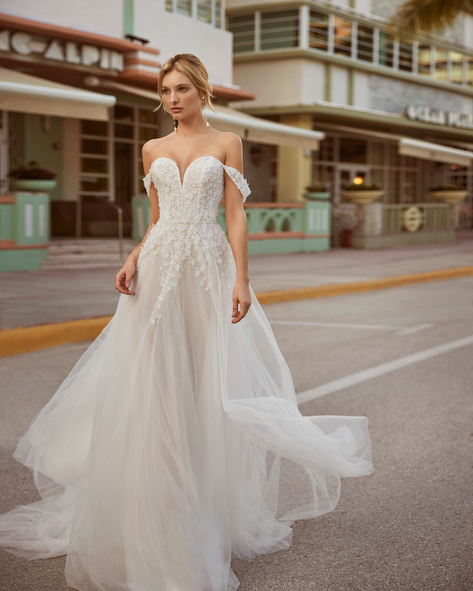 Romantic princess-style wedding dress, made in tulle and beadwork. This incredibly delicate Luna Novias design features a sweetheart neckline, back with pearl buttons, and detachable straps. LUNA_NOVIAS.