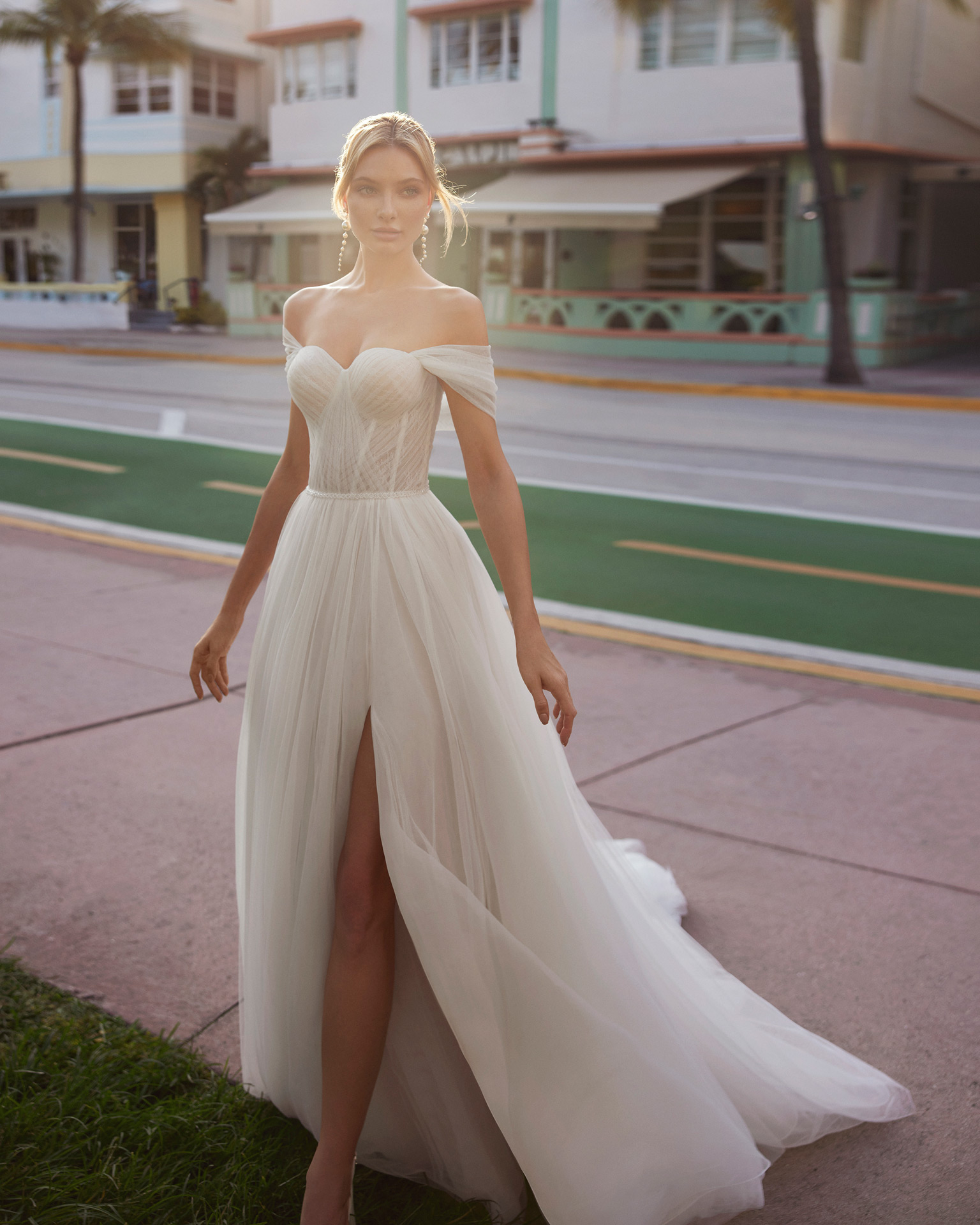 Romantic princess wedding dress, made in tulle. Featuring a sweetheart neckline, buttoned back, detachable sleeves and skirt with a front slit. Get this dreamy Luna Novias design. LUNA_NOVIAS.