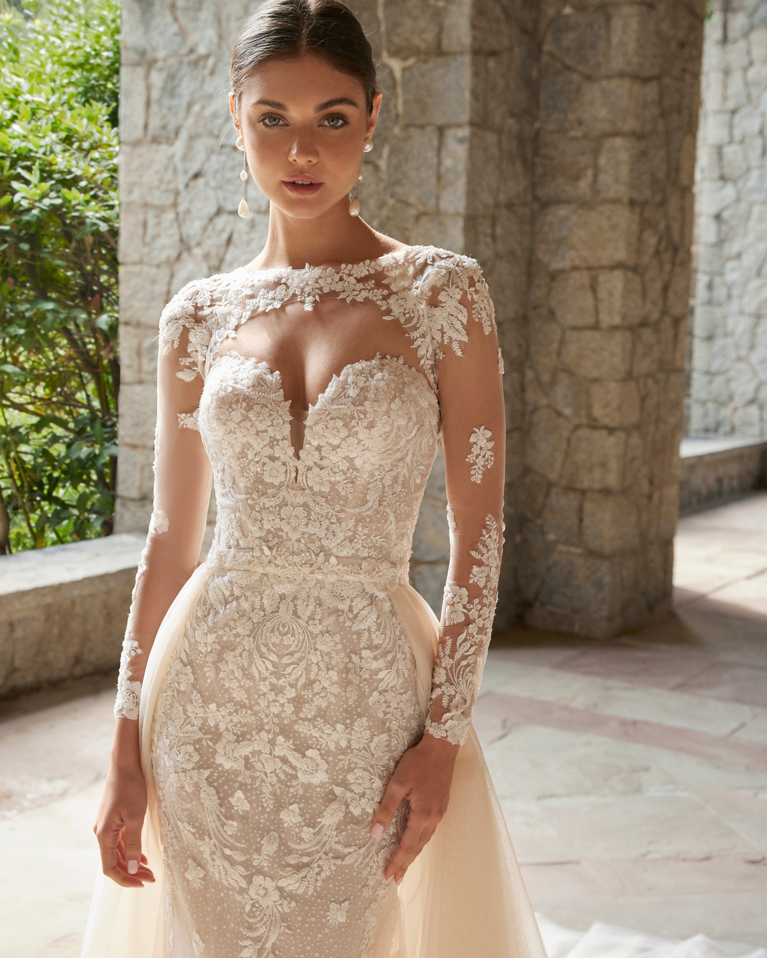 Super sexy three-piece mermaid-style wedding dress. Crafted in lace and beadwork, it features a sweetheart neckline, corset back, detachable straps, lace and beadwork jacket and an overskirt in tulle. Delight in this dreamy Luna Studio set. LUNA_NOVIAS.