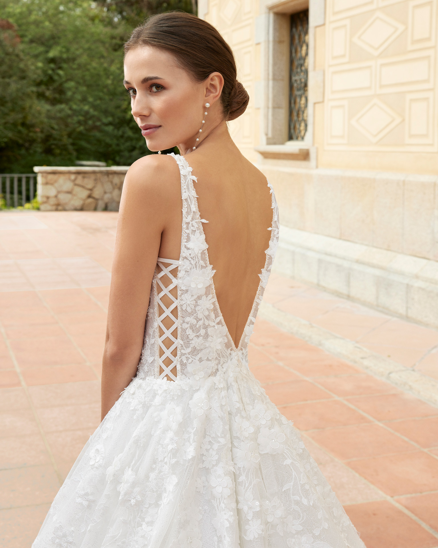 Princess-style A-line wedding dress crafted in lace and beadwork. One of the most delicate Luna Studio designs, it features a tulle skirt, plunging neckline and plunging back. LUNA_NOVIAS.