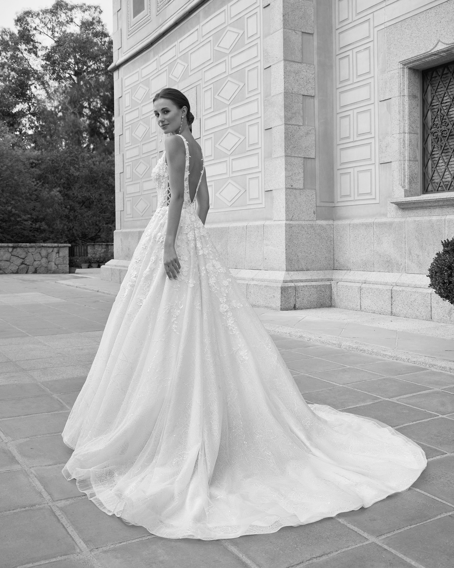 Princess-style A-line wedding dress crafted in lace and beadwork. One of the most delicate Luna Studio designs, it features a tulle skirt, plunging neckline and plunging back. LUNA_NOVIAS.