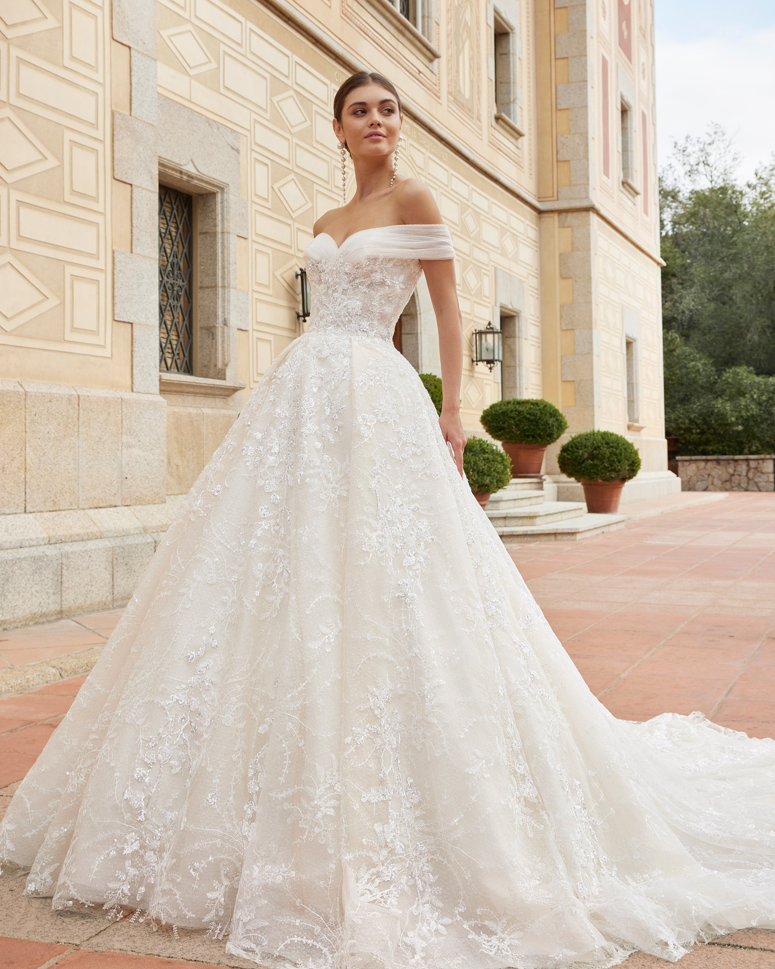 Romantic princess wedding dress. Crafted in lace and beadwork, it features a cuff neckline and buttoned back for a simply ideal look. Dreamy Luna Studio design. LUNA_NOVIAS.