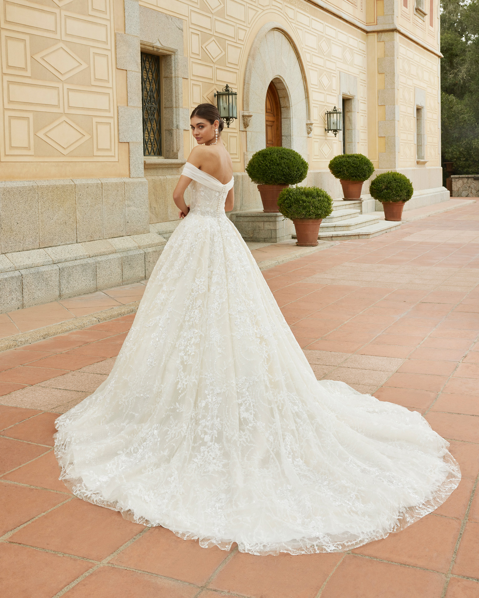 Romantic princess wedding dress. Crafted in lace and beadwork, it features a cuff neckline and buttoned back for a simply ideal look. Dreamy Luna Studio design. LUNA_NOVIAS.
