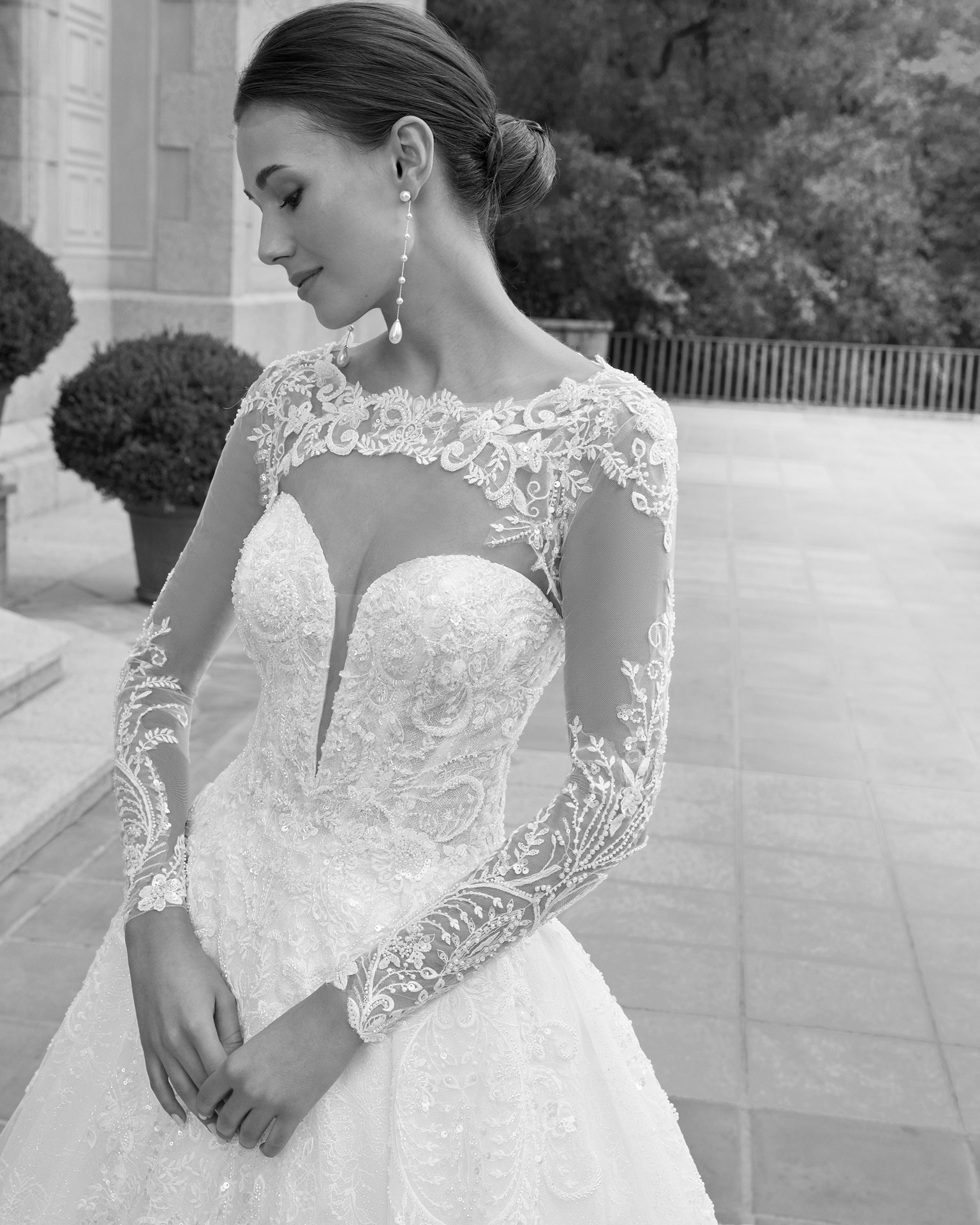 Romantic two-piece princess wedding dress, made with lace and beadwork. Featuring a sweetheart neckline, buttoned back and detachable straps, complemented by a lace and beadwork jacket. Wear this dreamy Luna Studio outfit with pride. LUNA_NOVIAS.