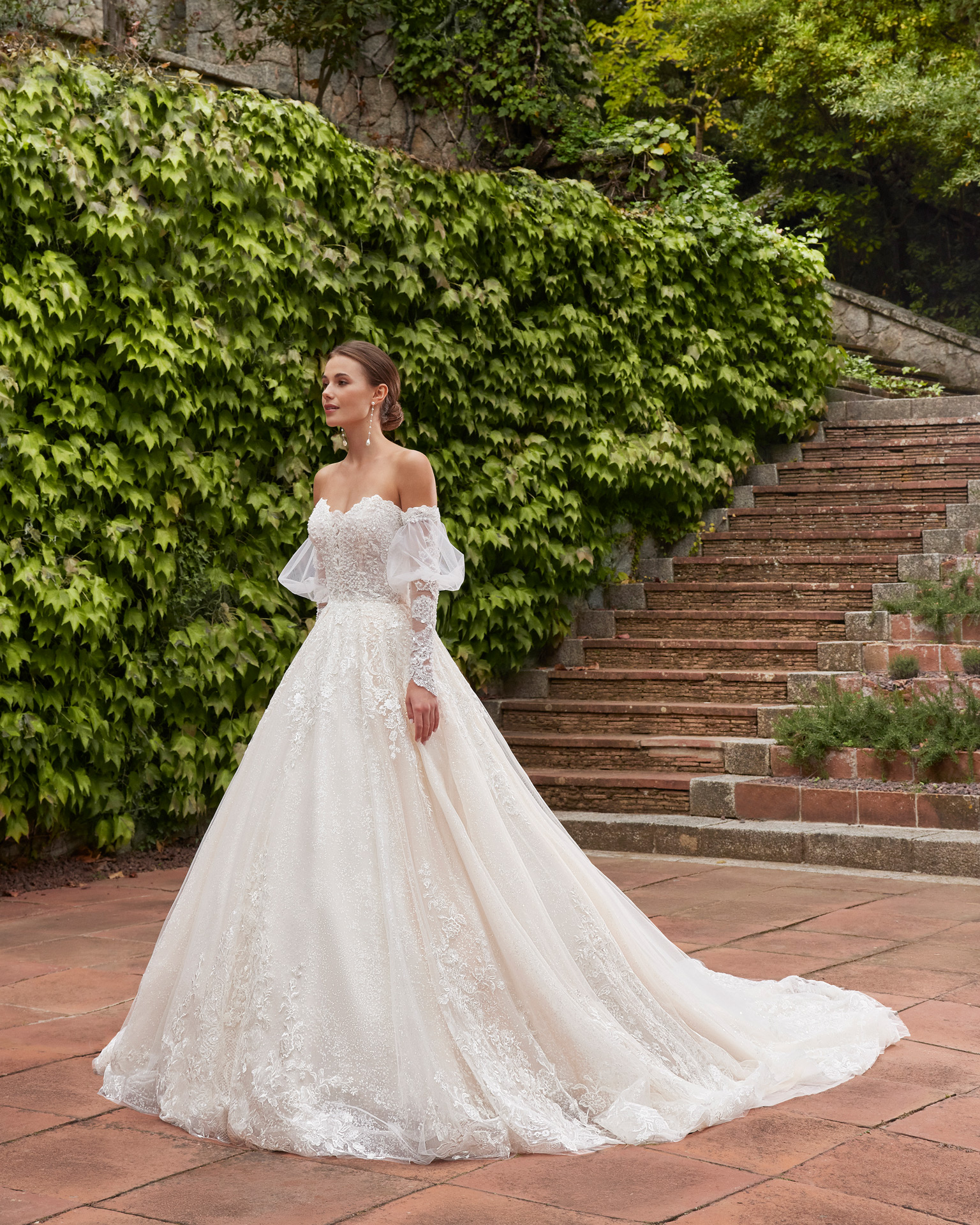 Romantic princess wedding dress, made with lace and beadwork. Showcase a sweetheart neckline, corset back and detachable sleeves in this dreamy Luna Studio outfit. LUNA_NOVIAS.