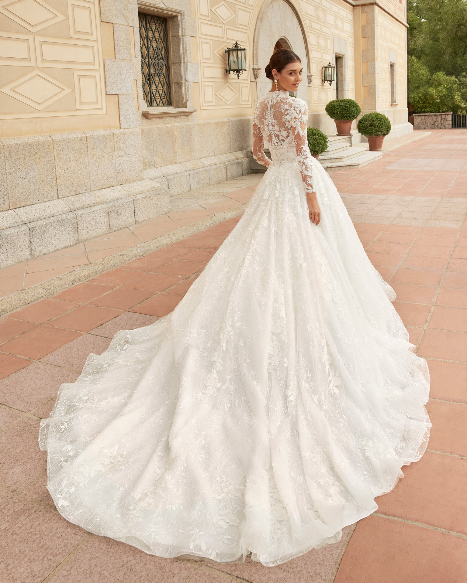 Romantic princess wedding dress, made in lace combined with beadwork. Featuring a high neck, buttoned back and long sleeves. Delight in this Luna Studio design. LUNA_NOVIAS.