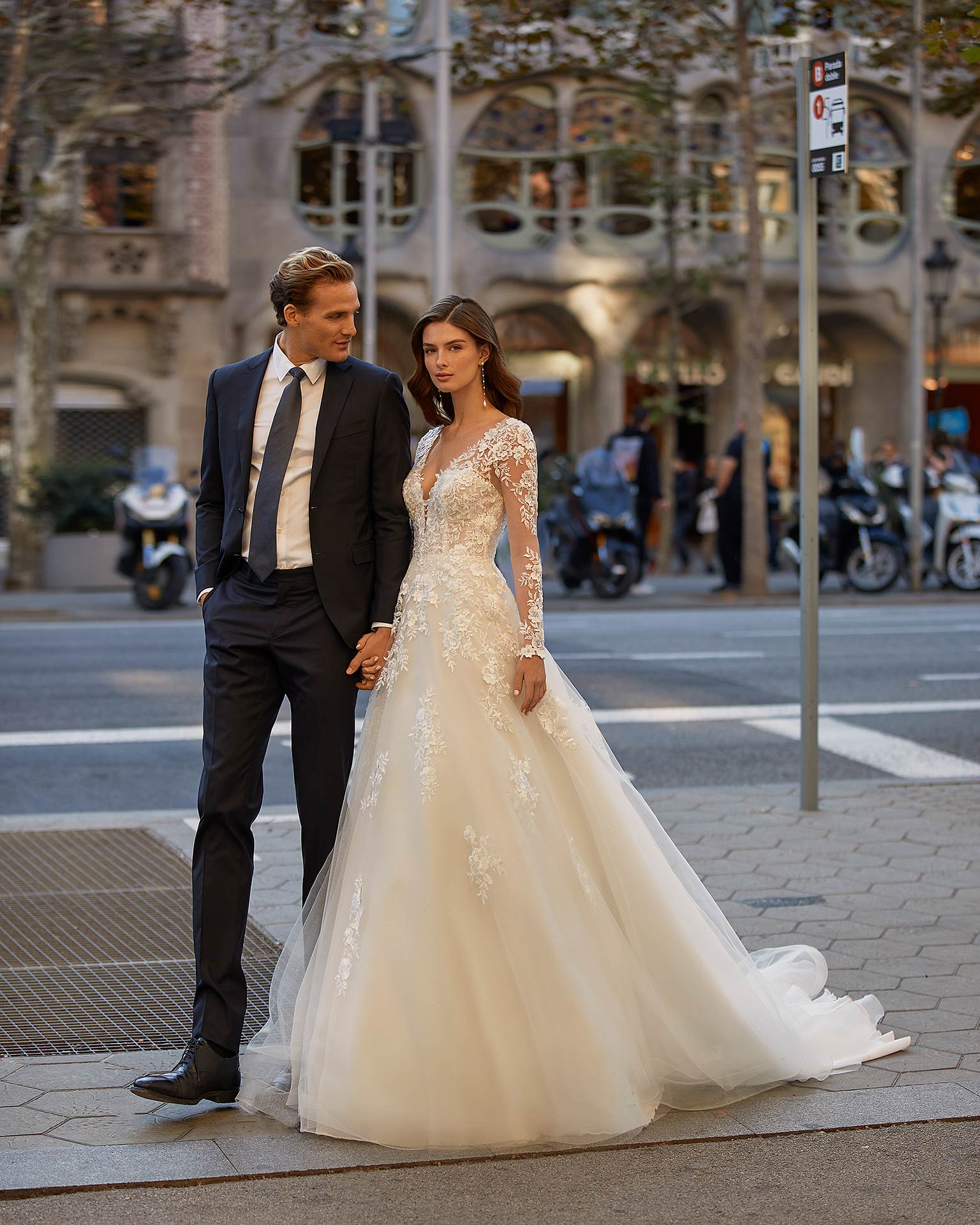 Vestidos de novia con encaje y pedrería corte princesa sale