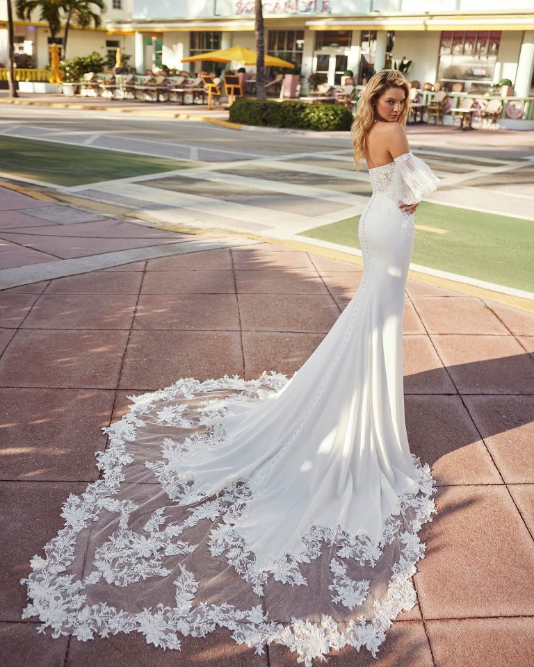 Sexy mermaid wedding dress, made in crepe and lace. This delicate Luna Novias design will win you over, with its sweetheart neckline, buttoned back and detachable sleeves. LUNA_NOVIAS.