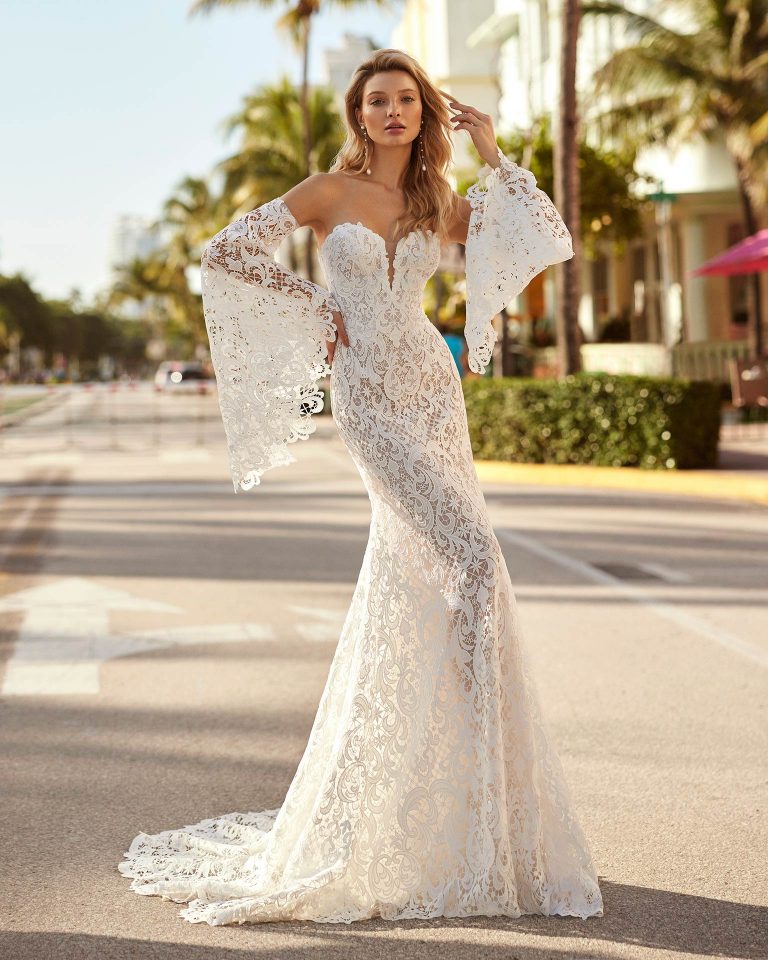 Sexy mermaid wedding dress, made in guipure lace. With a sweetheart neckline, buttoned back and detachable sleeves. Show off this delicate Luna Novias design. LUNA_NOVIAS.