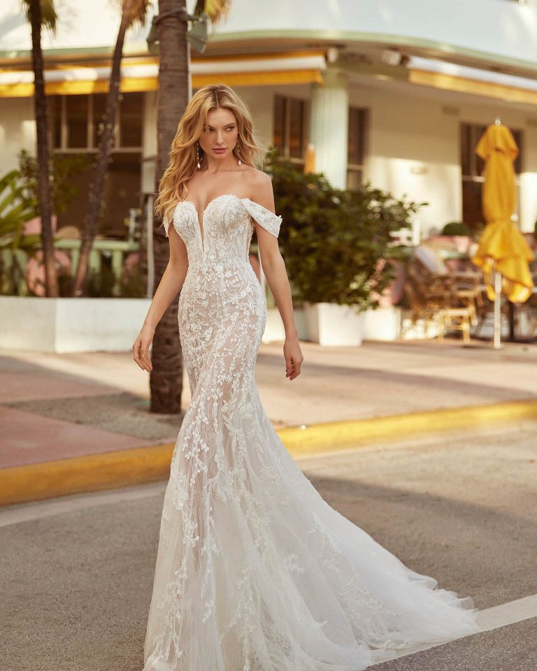 Elegant mermaid wedding dress, made in lace and beadwork. The sweetheart neckline, buttoned back, and detachable straps complete the look. On-trend Luna Novias design. LUNA_NOVIAS.