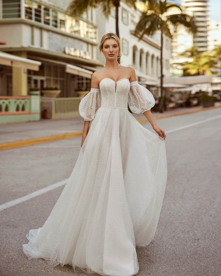 Elegant princess wedding dress, crafted in snow tulle. This delicate Luna Novias design features a sweetheart neckline, buttoned back and detachable sleeves. LUNA_NOVIAS.