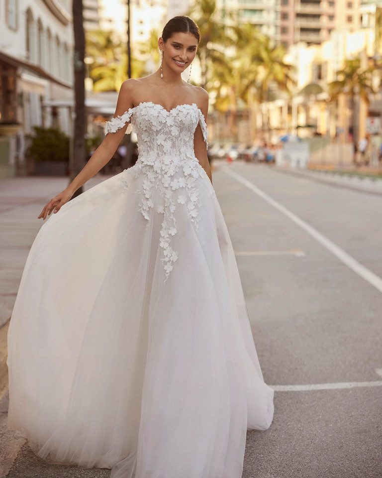 Elegant princess wedding dress, crafted in tulle with guipure lace detailing. Featuring a sweetheart neckline, zip and detachable straps. Show off this delicate Luna Novias design. LUNA_NOVIAS.