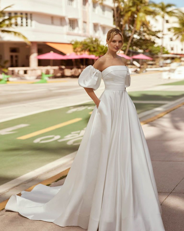 Classic princess wedding dress, made in satin. This delicate Luna Novias design is perfect for you, featuring a strapless neckline, buttoned back and detachable sleeves. LUNA_NOVIAS.