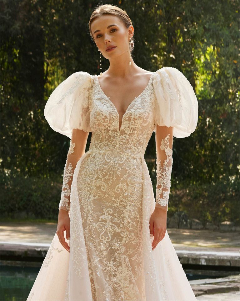 Romantic two-piece mermaid wedding dress, made in lace and beadwork. Featuring a plunging neckline, plunging back, detachable lace sleeves and detachable lace and beadwork overskirt. Dreamy Luna Studio design. LUNA_NOVIAS.