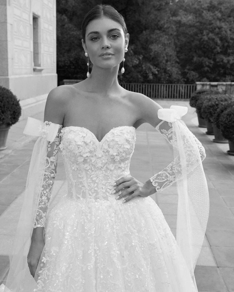 Romantic princess wedding dress, crafted in lace and beadwork. Featuring a sweetheart neckline, buttoned back and detachable strap combined with detachable sleeves in lace and beadwork. Showcase this dreamy Luna Studio outfit. LUNA_NOVIAS.