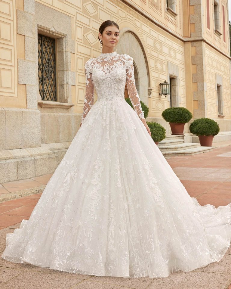 Romantic princess wedding dress, made in lace combined with beadwork. Featuring a high neck, buttoned back and long sleeves. Delight in this Luna Studio design. LUNA_NOVIAS.